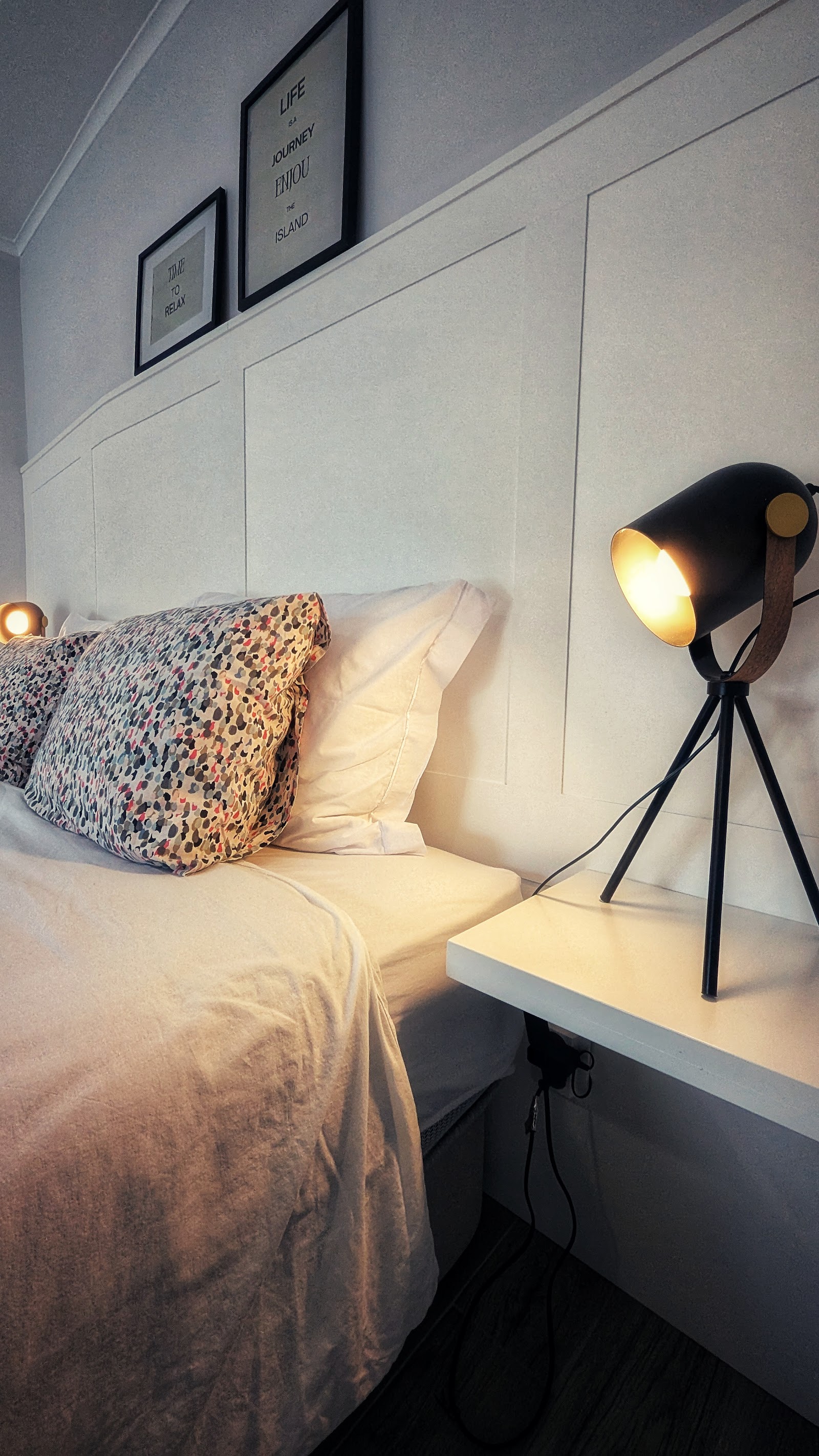 Bom Vizinho Guesthouse bedroom with white bedding and soft neutral colors